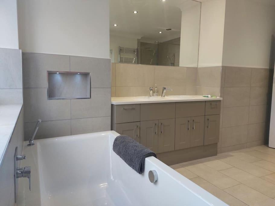 Beach House, With Bbq Lodge And Hot Tub! Bournemouth Exteriér fotografie