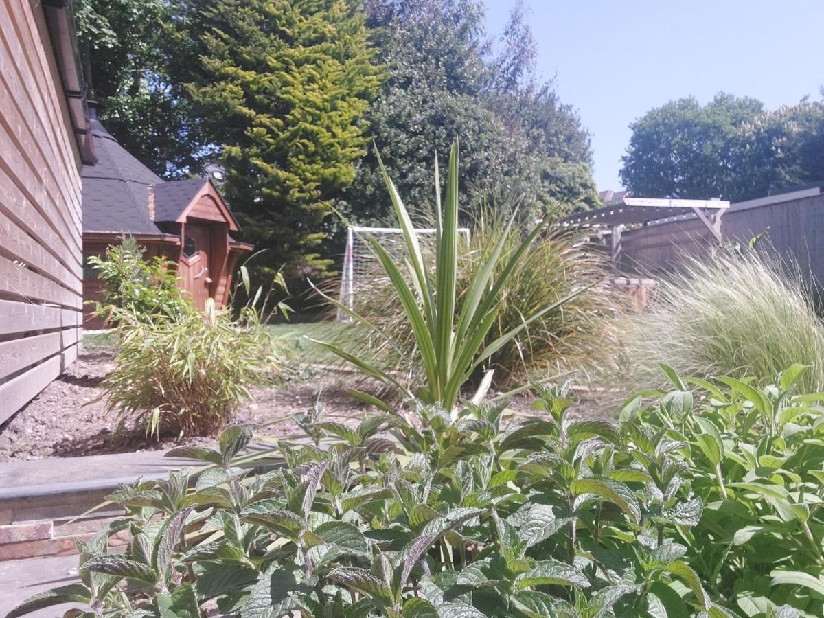 Beach House, With Bbq Lodge And Hot Tub! Bournemouth Exteriér fotografie